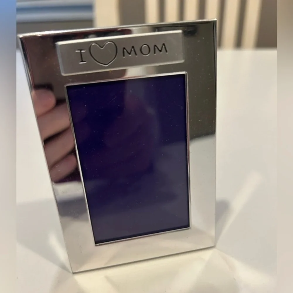 I LOVE MOM SILVER PHOTO FRAME 3 X 4 BRAND NEW WITHOUT TAG